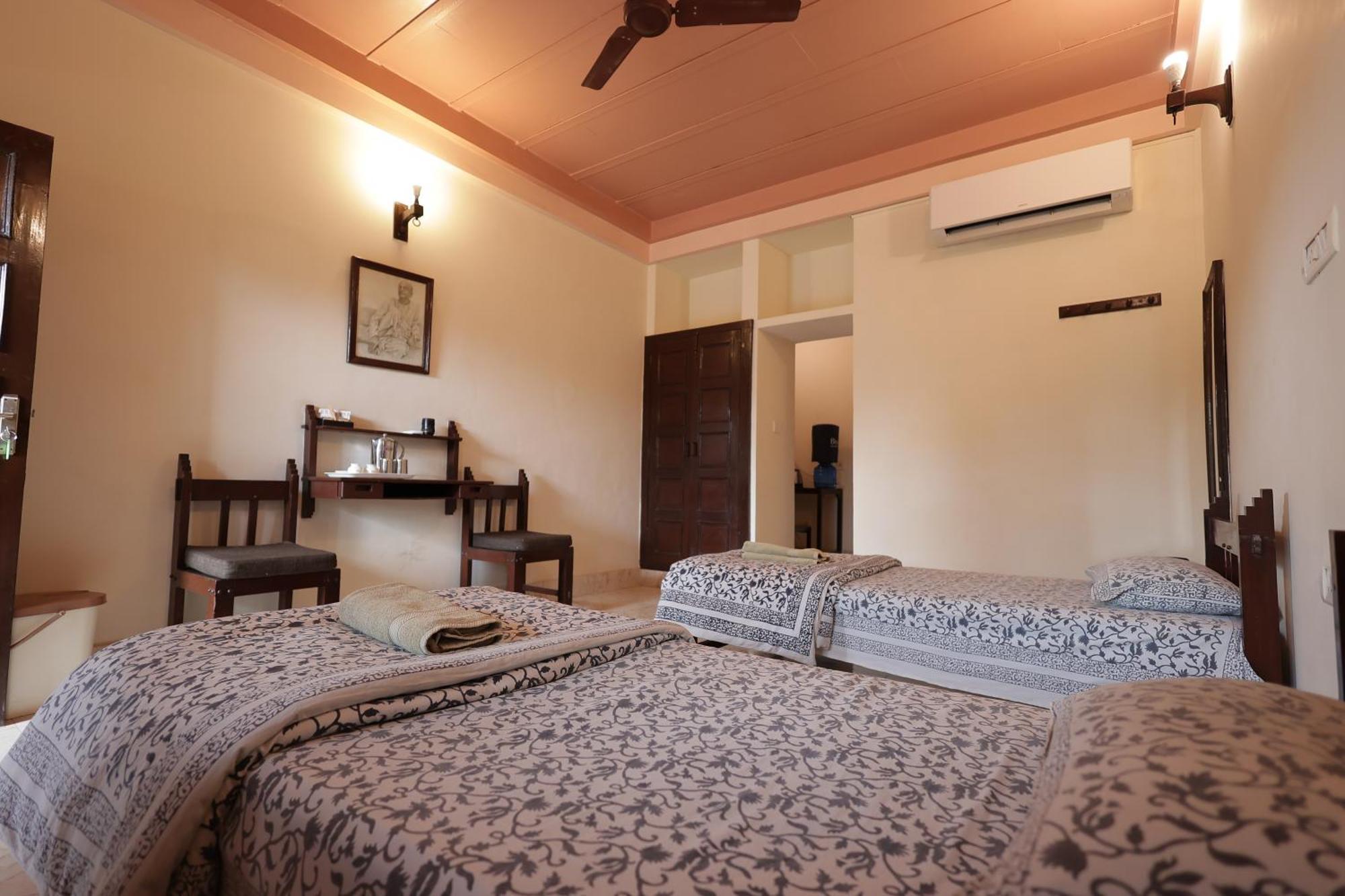 Mvt Guesthouse & Restaurant Vrindāvan Exterior foto